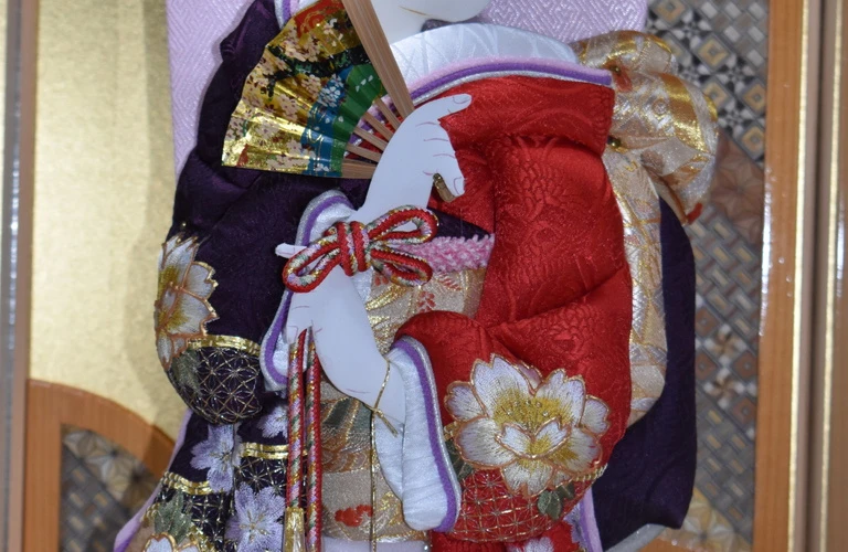 伝統の美しさを楽しむ、シックで上品な羽子板店